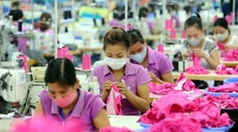 Vietnam targets 23 billion USD in garment and textile exports in 2014 - ảnh 1